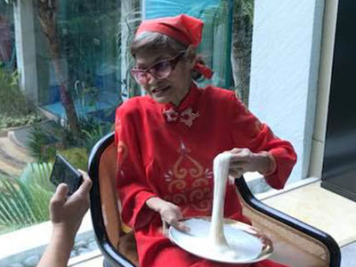 Video by Mr Leslie Tay from ieatishootipost with Aunty Lili at Shangri-la Singapore